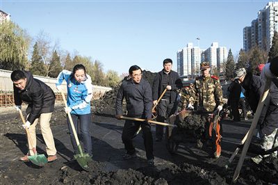 北京：南護(hù)城河道進(jìn)行清淤，9年底泥即將清除